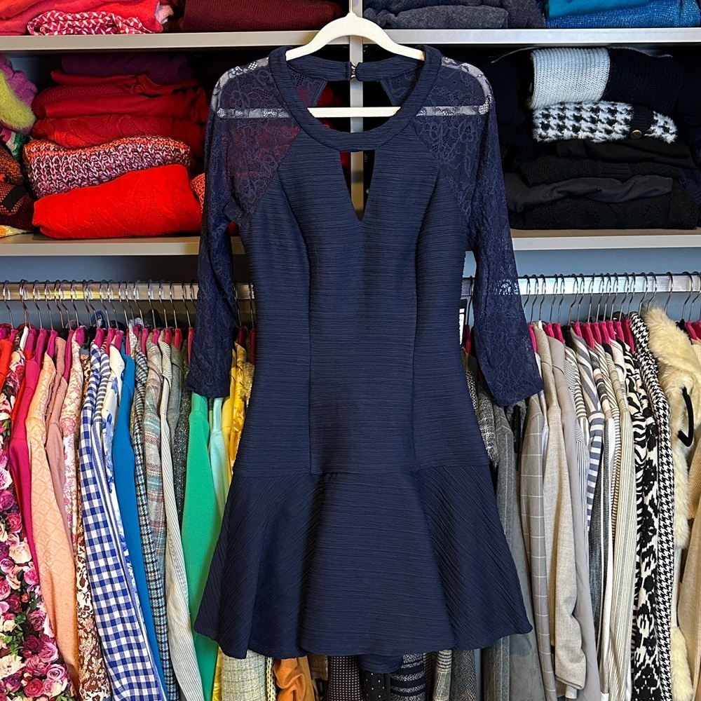 GUESS navy long lace sleeve back zip lined back/front cut out dress size 4 NWT